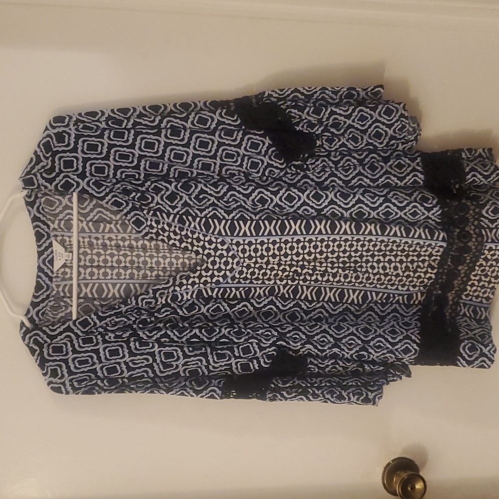 Crown & Ivy navy blue, light blue, and white 3x tunic top